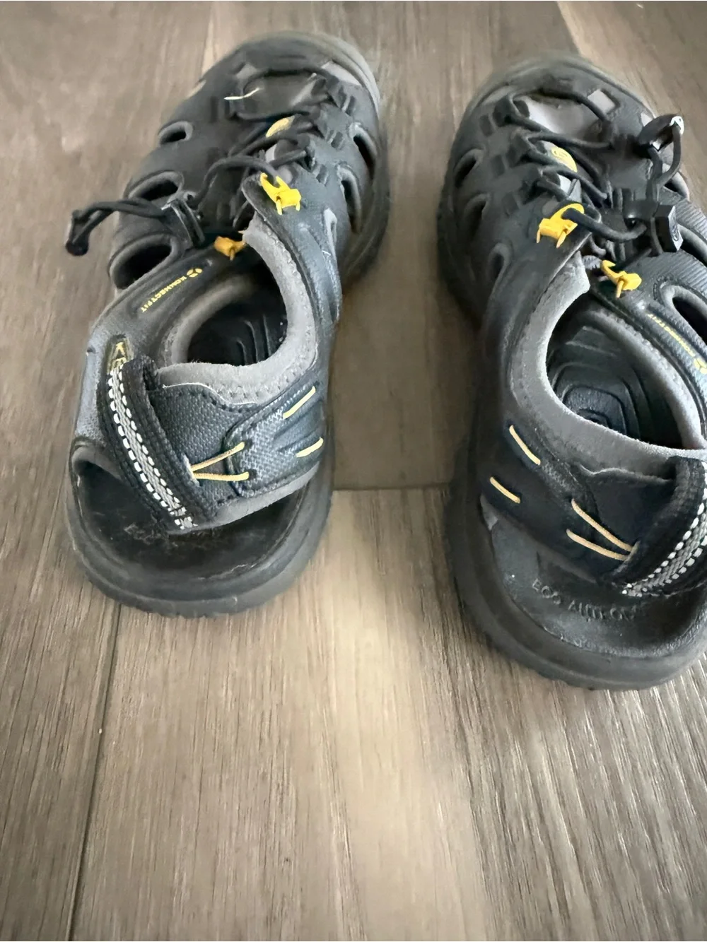 KEEN Men's size 8 Grey & Yellow Outdoor Sandals-great condition